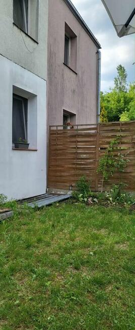 Zobacz, co kryje się za tą bramą – mieszkanie z ogródkiem w