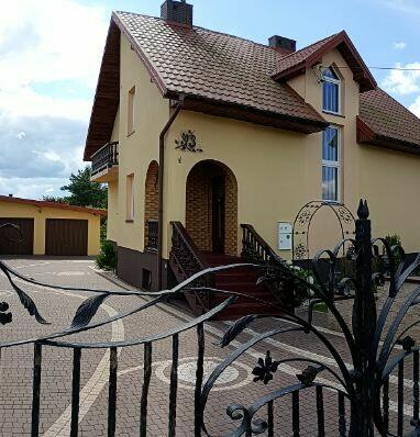 Sprzedam przestronny, komfortowy dom na dużej działce.