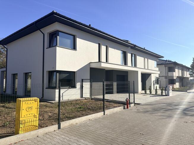 Nowoczesny dom w zabudowie bliźniaczej