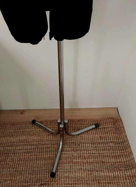 Manekin krawiecki damski ekspozycyjny metalowa noga czarny z