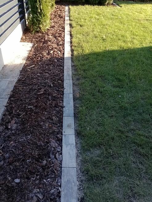 Dwóch mężczyzn.Zakladanie ogrodów, sprząta