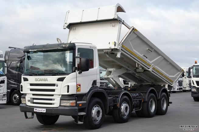 Dwóch mężczyzn.Zakladanie ogrodów, sprząta