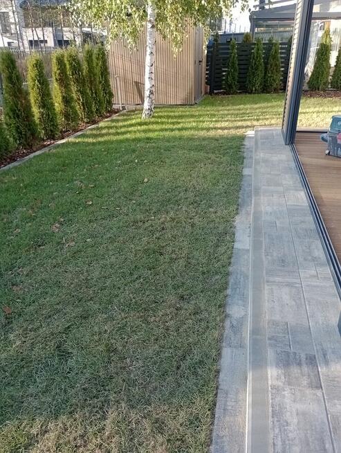 Dwóch mężczyzn.Zakladanie ogrodów, sprząta