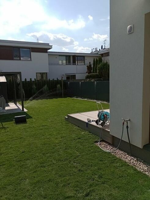 Dwóch mężczyzn.Zakladanie ogrodów, sprząta