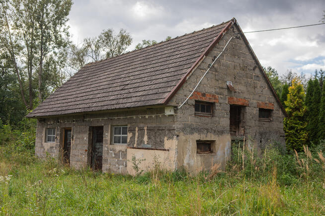 Działka 25 arów z budynkiem do adaptacji – Grądy