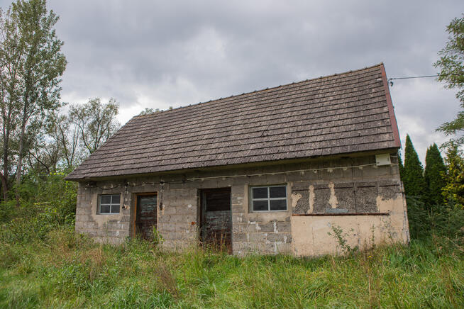 Działka 25 arów z budynkiem do adaptacji – Grądy