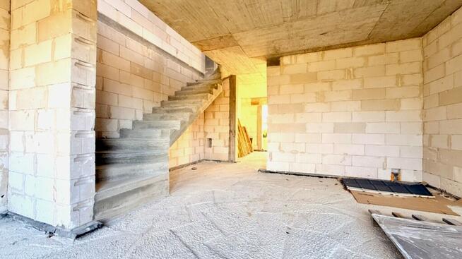 Dom w zabudowioe blizniaczej z garażem