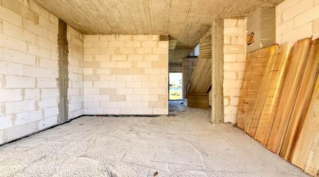 Dom w zabudowioe blizniaczej z garażem