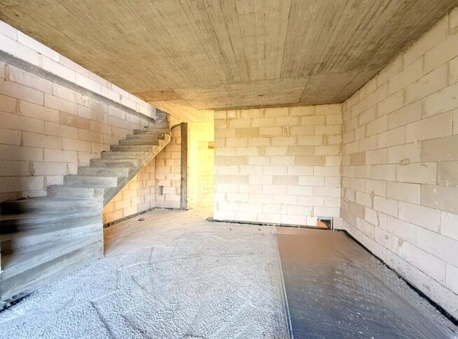 Dom w zabudowioe blizniaczej z garażem