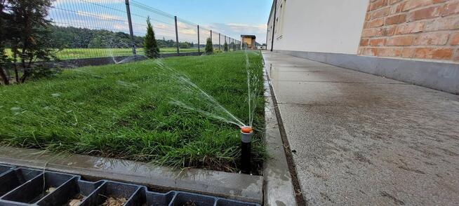 Dwóch mężczyzn.Zakladanie ogrodów, sprząta