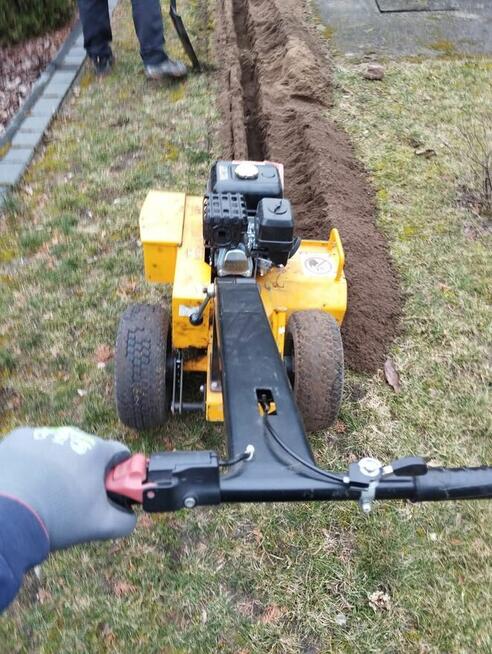 Dwóch mężczyzn.Zakladanie ogrodów, sprząta