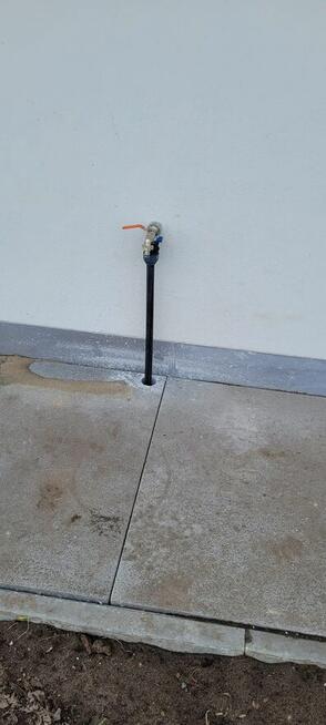 Dwóch mężczyzn.Zakladanie ogrodów, sprząta