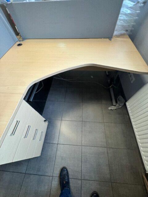 Biurka komputerowe do biura - DARMO