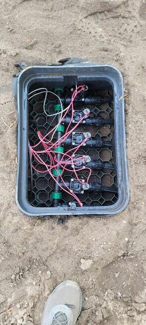 Dwóch mężczyzn.Zakladanie ogrodów, sprząta