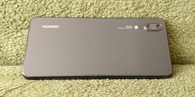 Niesprawny telefon Huawei P20.