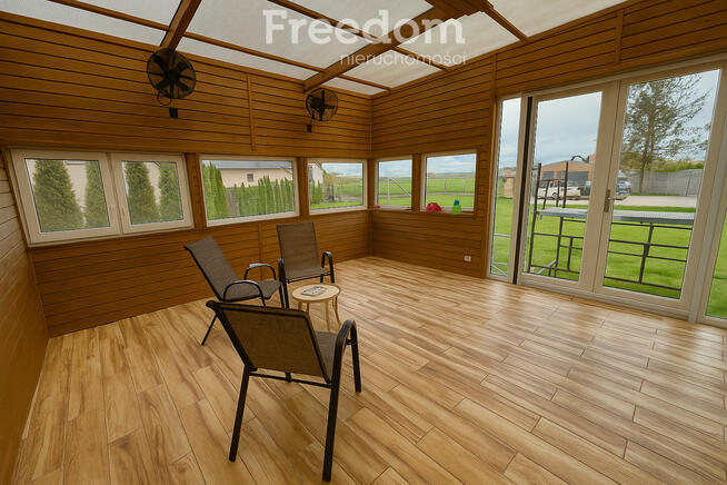 Nowoczesny smart dom z ogrodem zimowym