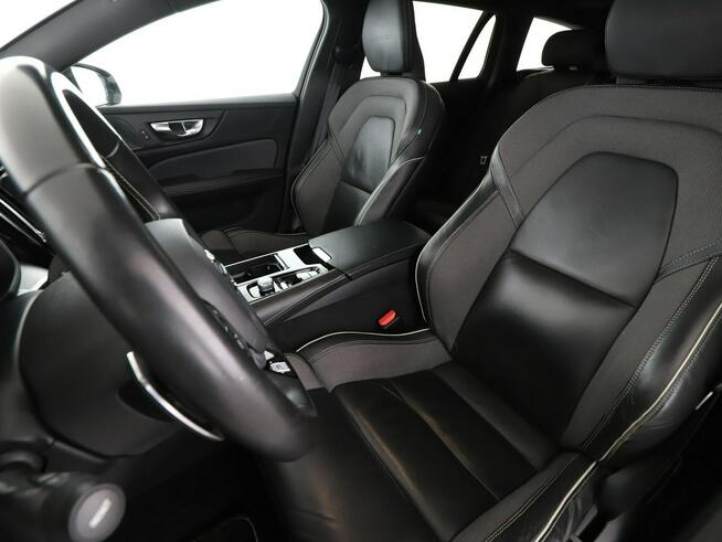 Volvo V60 PHEV 4x4 skóra/alcantara full LED panorama navi kamery