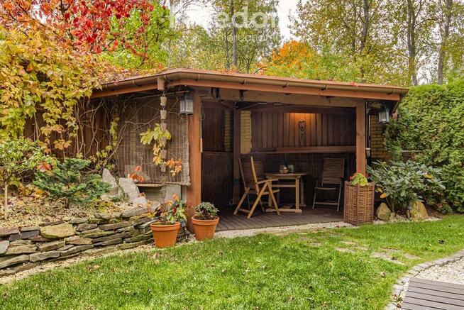 Dom w otoczeniu zieleni.