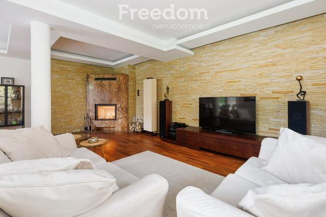 Dom w otoczeniu zieleni.