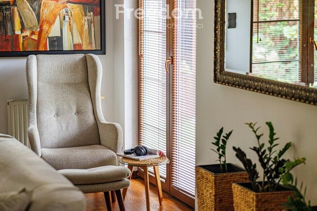 Dom w otoczeniu zieleni.