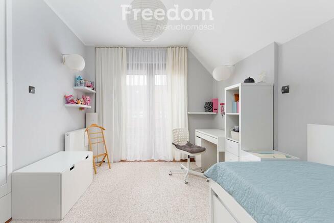 Dom w otoczeniu zieleni.