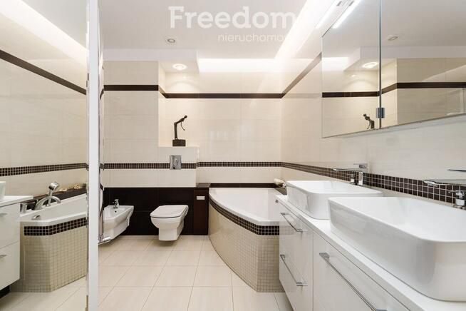 Dom w otoczeniu zieleni.