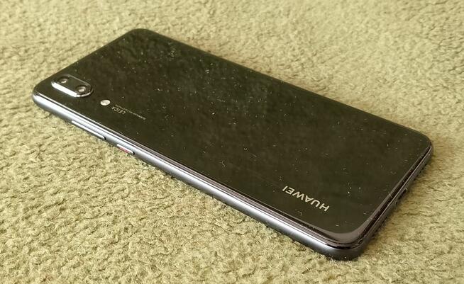 Niesprawny telefon Huawei P20.