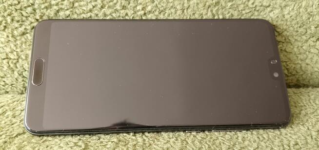 Niesprawny telefon Huawei P20.