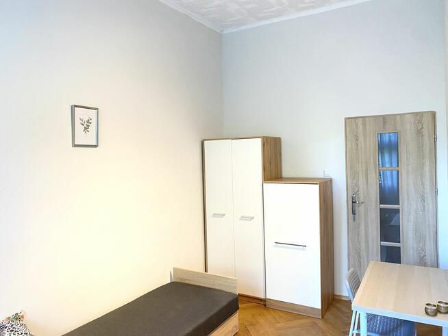 Pokój jedno/dwuosobowy dla studentów lub osób pracujących.