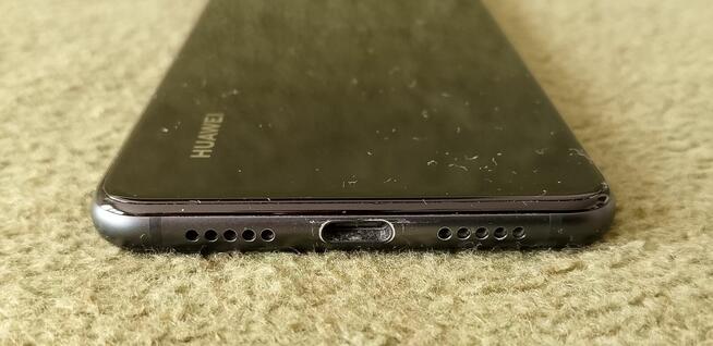 Niesprawny telefon Huawei P20.