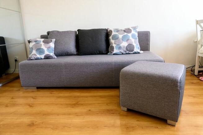 Sofa rozkładana + pufa - funkcja narożnika