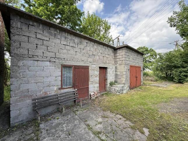 udział 1/2 w dwóch domach i garażu