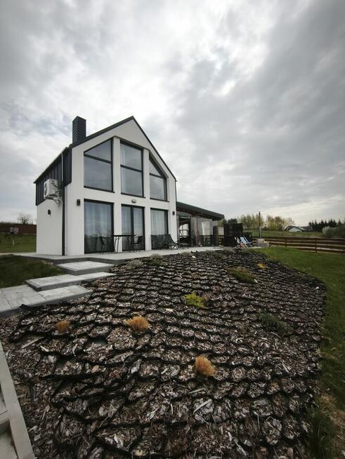 Domek z linia brzegową oraz pomostem nad jeziorem Kopiec