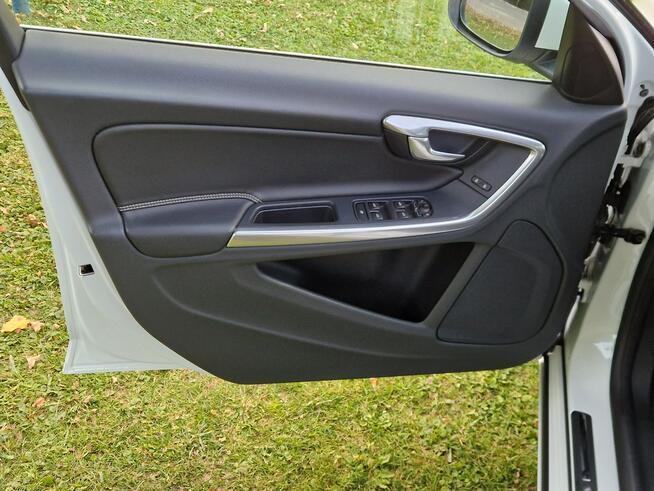 Volvo V60 20,d 190KM D4 Biała Perła Bixenon Skóra Navi Hak Webasto Raty Zamiana