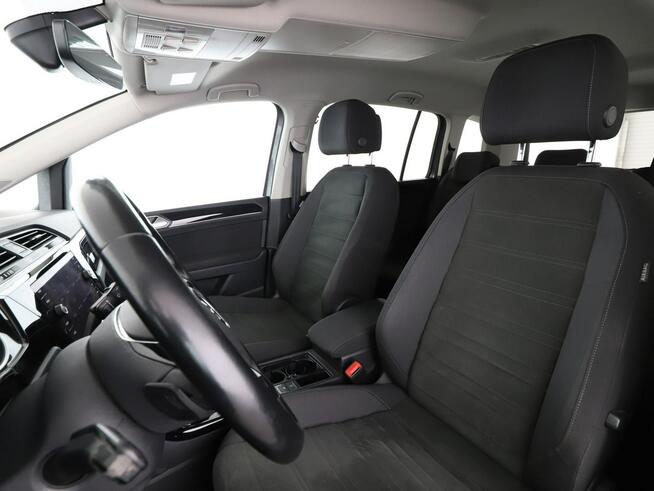 Volkswagen Touran Automat klima auto grzane fotele navi hak czujniki parkowania LED