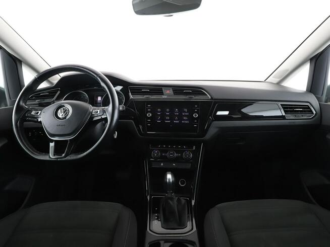 Volkswagen Touran Automat klima auto grzane fotele navi hak czujniki parkowania LED