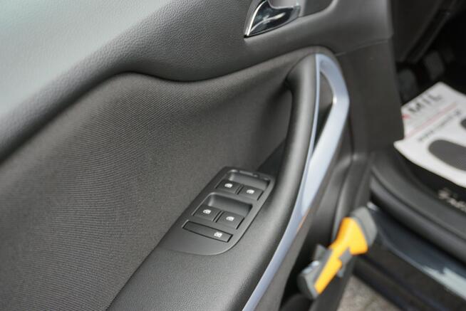 Opel Zafira 7 osobowy, zarejestrowany, ubezpieczony, I rej. 11 grudzień 2015 r.