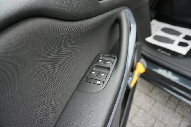 Opel Zafira 7 osobowy, zarejestrowany, ubezpieczony, I rej. 11 grudzień 2015 r.