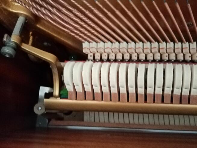 Sprzedam niedrogo prawie nowe pianino Eavestaff