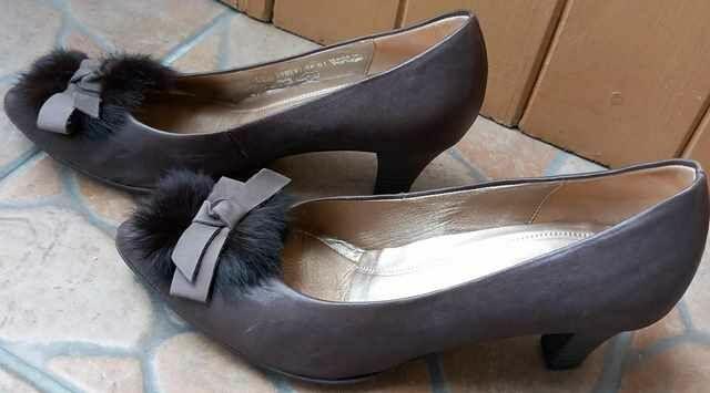 SPRZEDAM DAMSKIE BUTY I PÓŁBUTY. SPÓDNICĘ I SUKIENKĘ BENCH