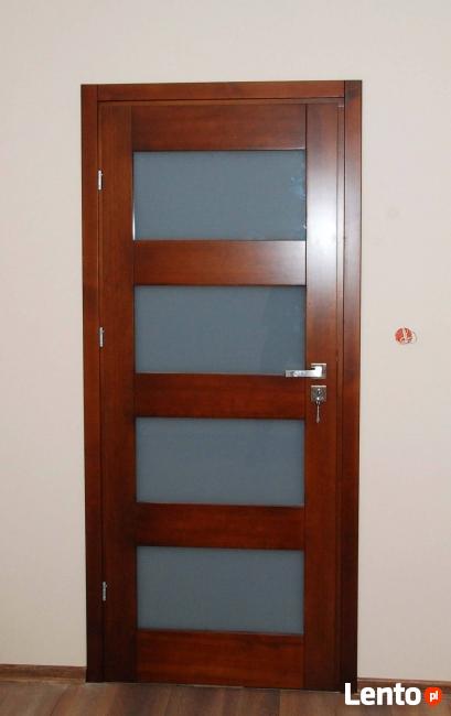 Drzwi wewnętrzne drewniane model w4 z montażem