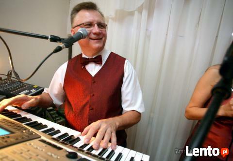 Muzyk - wokalista - akordeonista.