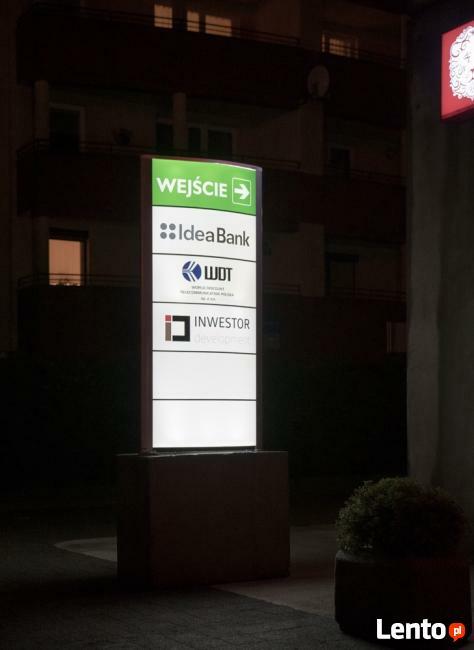 Pylon reklamowy z licem z pleksiglasu