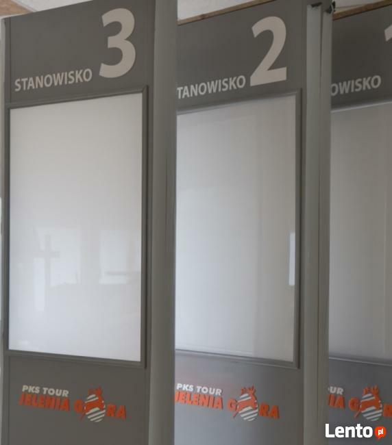 Pylon reklamowy z licem z pleksiglasu