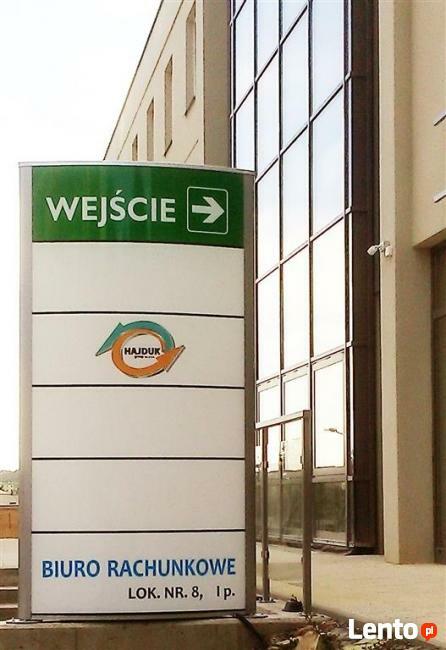 Pylon reklamowy z licem z pleksiglasu