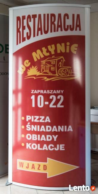 Pylon reklamowy z licem z pleksiglasu