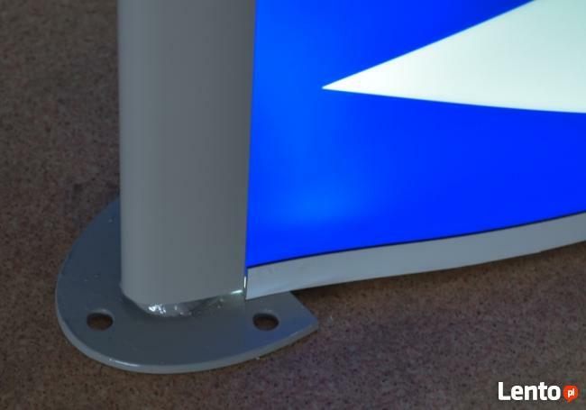 Pylon reklamowy z licem z pleksiglasu