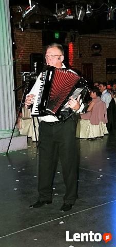 Muzyk - wokalista - akordeonista.
