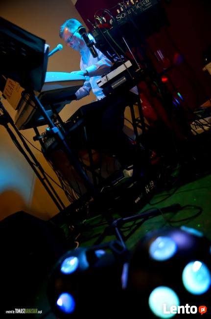 Muzyk - wokalista - akordeonista.