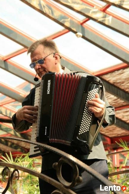 Muzyk - wokalista - akordeonista.